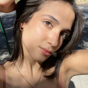 Niñera responsable y cariñosa disponible en Granada