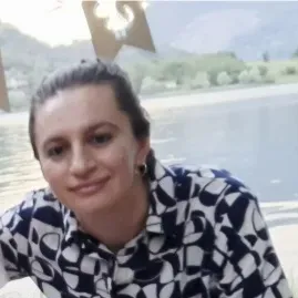 Addetta alla pulizie con grande attenzione e pasio