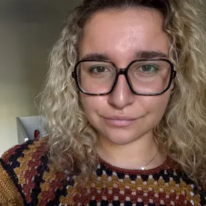 Étudiante motivée pour garder vos enfants en toute confiance