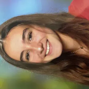 Lycéenne sérieuse et souriante disponible vacances