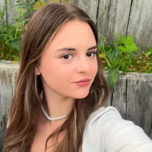 Super baby sitter avec bafa et cap petite enfance en cours. 