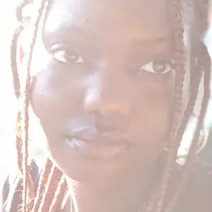 Babysitter expérimenté à la maison 