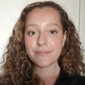 Baby-sitter et professeure particulière expérimentée à Paris