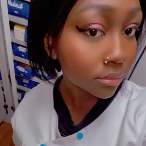  Baby-sitter expérimentée et étudiante infirmière