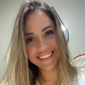 Tata con esperienza nella cura dei bambini.