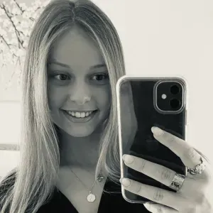 lycéenne disponible des gardes d'enfant 