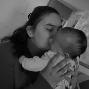 Baby sitter habitue avec les enfants