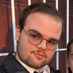 Garde d'enfants, sérieux bienveillant et expérimenté.