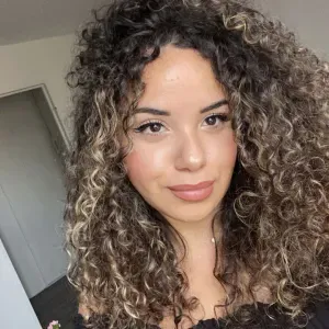 Demoiselle agréable et serviable !