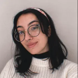 Cuidado de niños, chica joven seria y responsable
