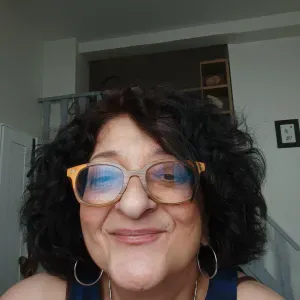 Auxiliaire de vie diplômée avec fonction aide soignante. 