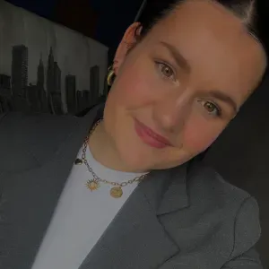 Baby-sitter expérimentée – Étudiante en esthétique