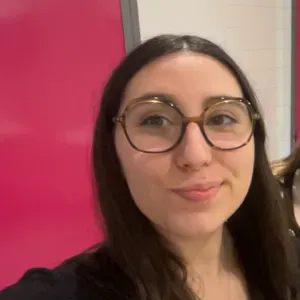 Baby-sitter disponible pour garder vos enfants.