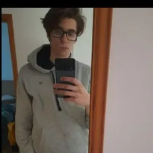 Dou-me bem com qualquer pessoa e espero poder ajudar.