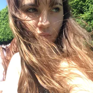 Jeune fille souriante & bavarde