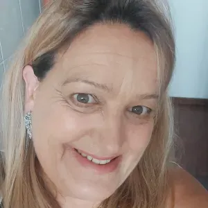 Cuidadora no porto; entrada imediata para cuidar de idodos.