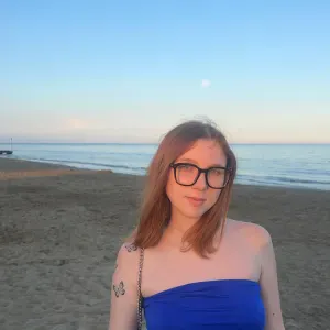 GIOVANE BABYSITTER CERCA LAVORO