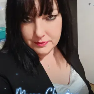 Femme de ménage soignée et méticuleuse 