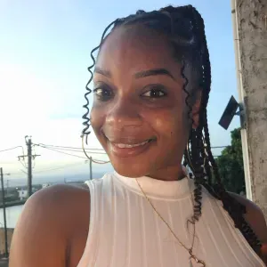 Femme de ménage, sérieuse,  enthousiaste