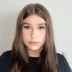 Odpowiedzialna mila i troskliwa opiekunka dla dziecka