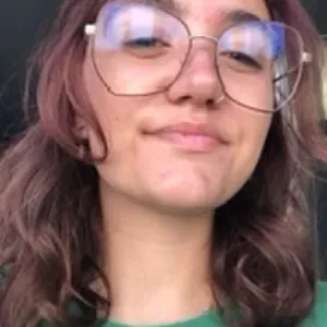 Etudiante propose sa présence