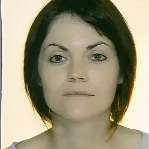 Heureuse maman qui aime apporter son aide