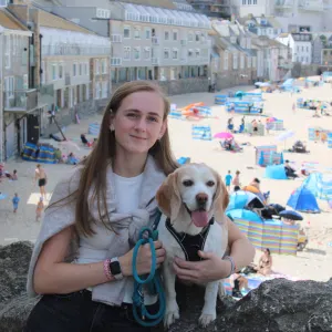 Étudiante en chimie entourée de chiens depuis ma naissance