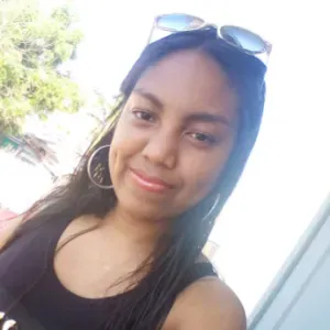 jeune fille expérimentée dans la garde d'enfant