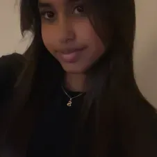 Baby-sitter motivé et souriantes 