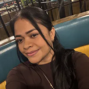 Madame sérieuse et responsable proposant nettoyage de maison