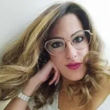 Addetta alle pulizie privati e aziende 