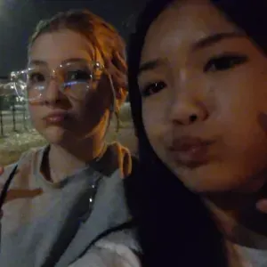 2 Teenagerinnen suchen einen Job