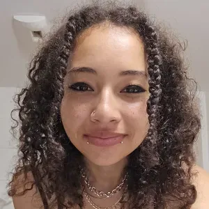 Baby-sitter douce et souriante