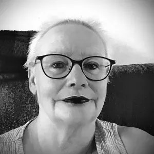 Femme de menage en cesu, souriante