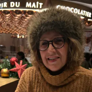 Retraitée dynamique disponible pour gardes d'enfants 