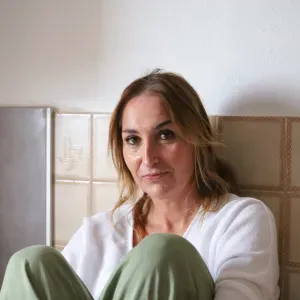 Femme de ménage préparation des repas frais