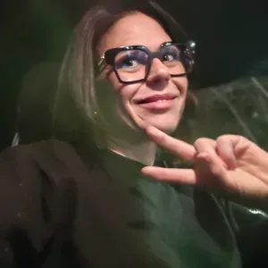 Empleada de limpieza con gran atencion al detalle