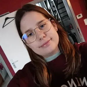 Jeune femme étudiante qui aime aidé.