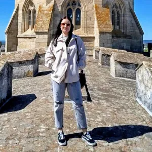 Cuidados de alimentação, higiene e conforto dos utentes.