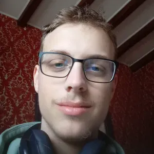 Ex volontaire avec des enfants en primaire