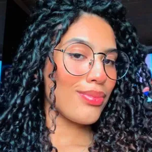 Profissional de limpeza atenciosa aos detalhes.