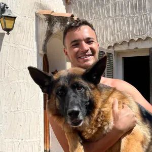 Je mène votre chien en ballade dans les collines 