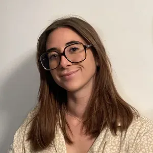 Baby-sitter expérimentée et disponible sur la Côte d'Azur