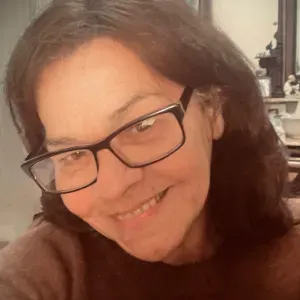 Cuidadora de idosos, dedicada e assídua. 