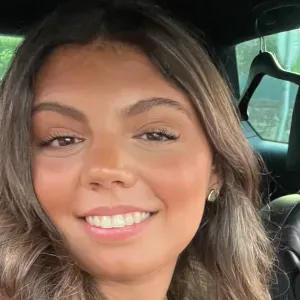 Empregada de limpeza em paredes