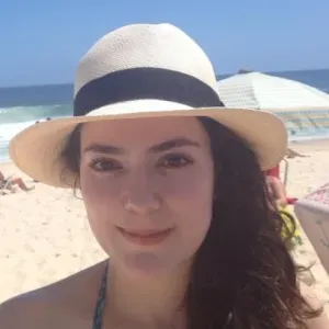 Baby-sitter disponible les week-ends à Paris.