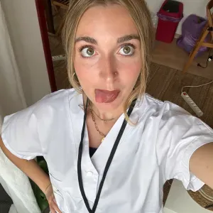 Babysitter expérimentée, enthousiaste et fiable.