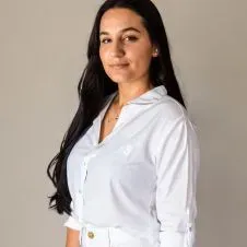 Empregada de limpeza com especial atenção aos pormenores 