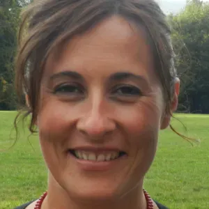 Assistante maternelle dispose d'une place