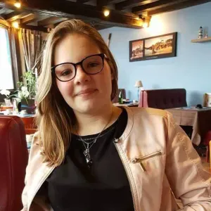 Étudiante donne des cours de soutien scolaire